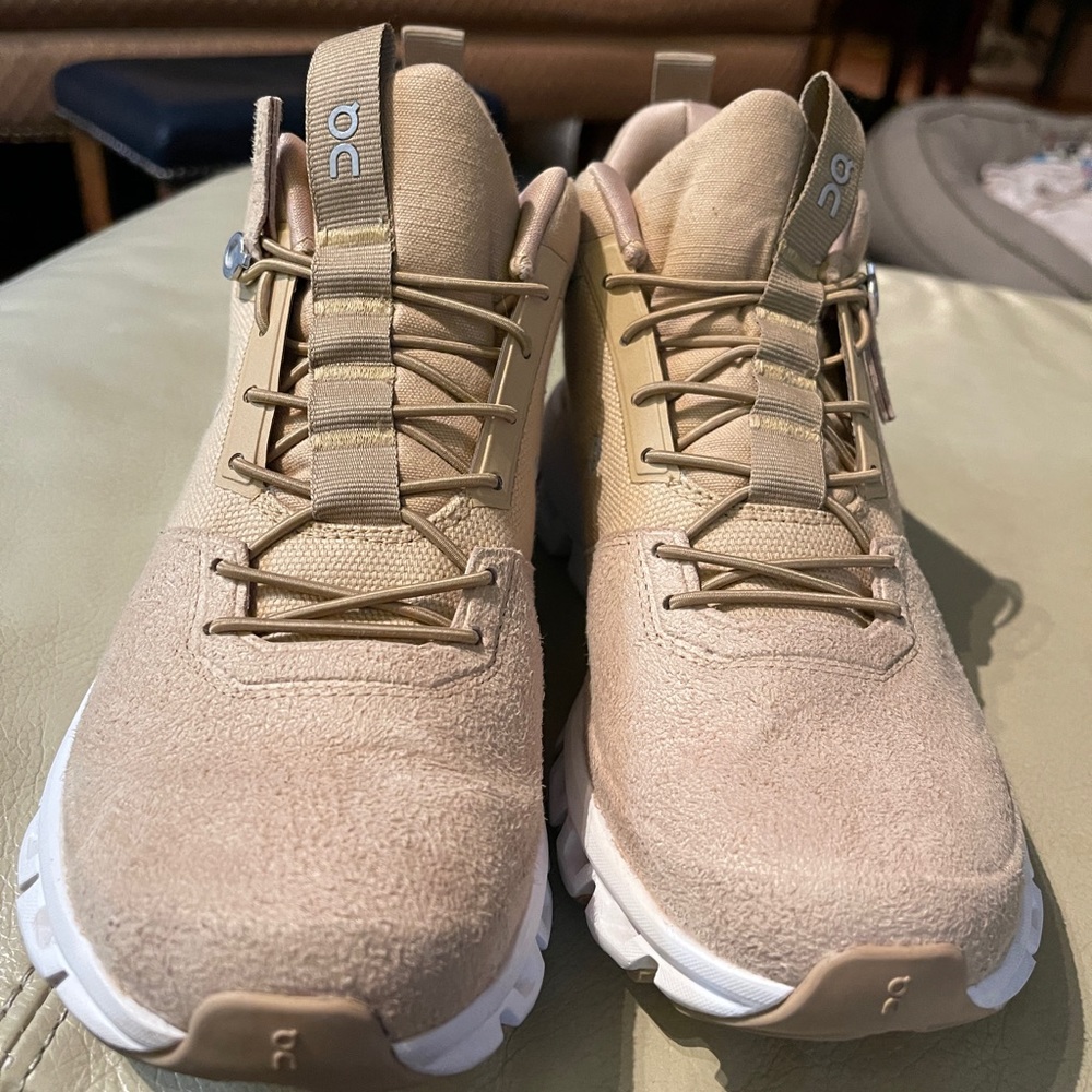 ON CLOUD Cloud Hi Size 7 Dune (tan)